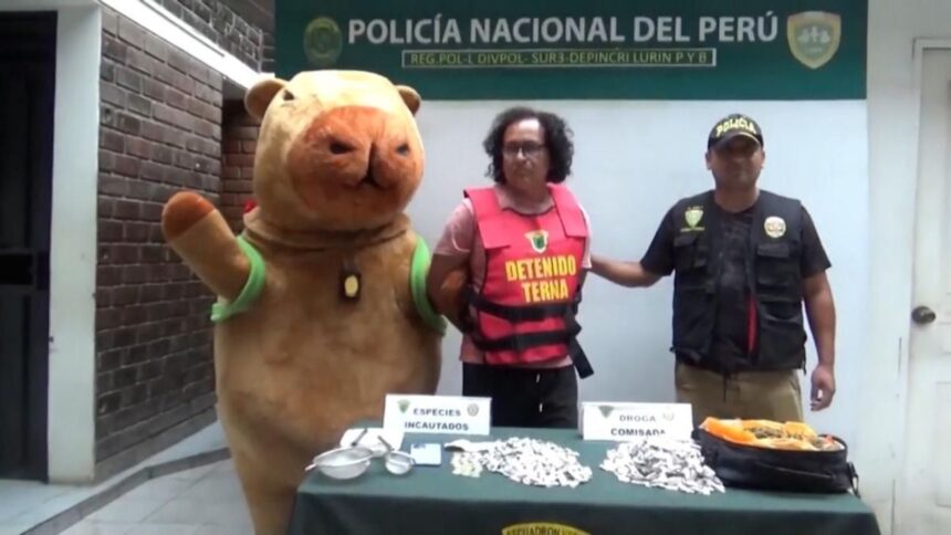Agente se disfraza de Capibara del Amor para atrapar traficante