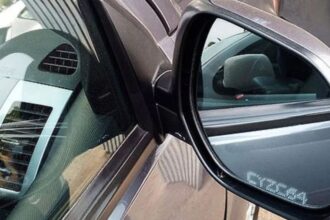 Nuevas medidas contra el comercio de autos robados: grabado de patentes