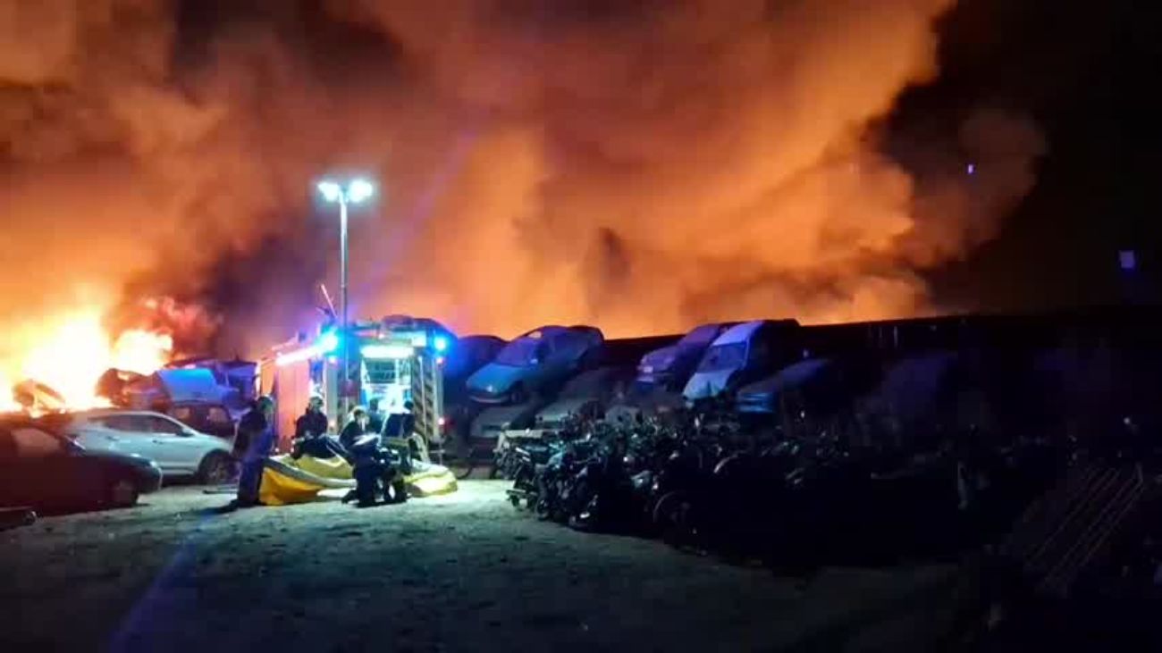 Incendio en corralón de Bío Bío destruye más de 400 vehículos