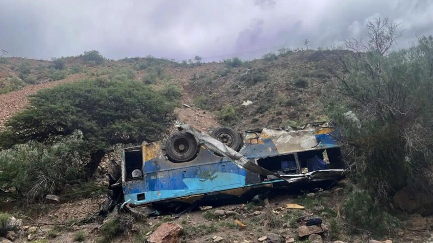 Tragedia en Bolivia: Autobús cae en abismo dejando 30 muertos