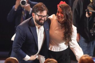 Presidente Gabriel Boric y Paula Carrasco revelan el nombre de Violeta