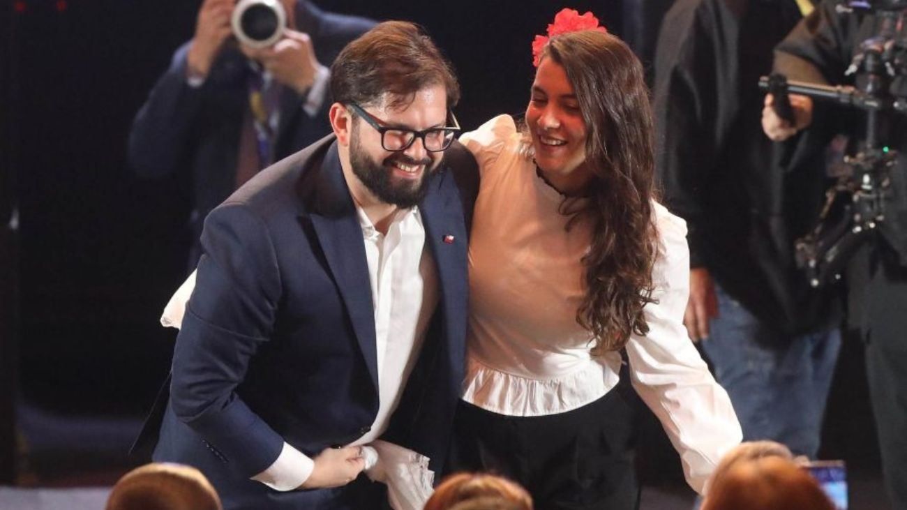 Presidente Gabriel Boric y Paula Carrasco revelan el nombre de Violeta Presidente Gabriel Boric y Paula Carrasco revelan el nombre de Violeta