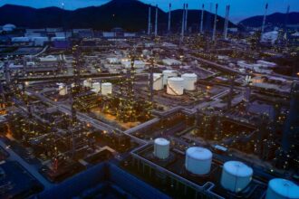 Ataque a estación de bombeo en Rusia impulsa precio del petróleo