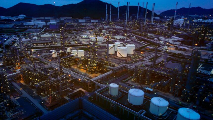 Ataque a estación de bombeo en Rusia impulsa precio del petróleo