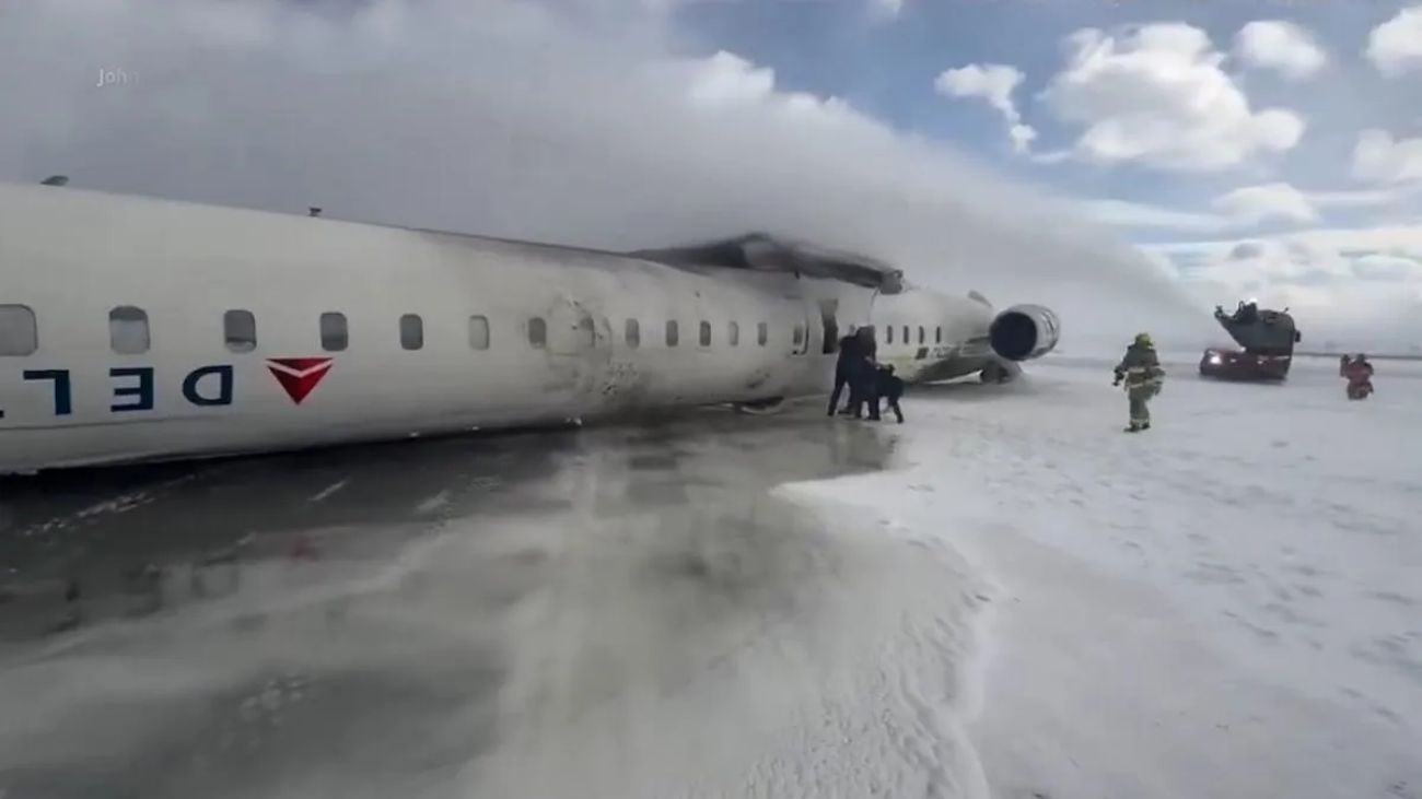 Dramática volcadura de avión de Delta en Toronto genera preocupación mediática Dramática volcadura de avión de Delta en Toronto genera preocupación mediática