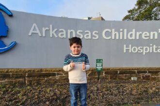 Niño chilote inicia tratamiento en Estados Unidos contra distrofia muscular