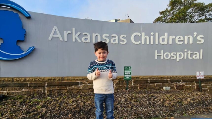 Niño chilote inicia tratamiento en Estados Unidos contra distrofia muscular