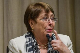 Oficialismo debate por candidato presidencial en medio de presión a Bachelet