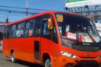 Aumento de pasajes en microbuses de Valdivia desata controversia entre usuarios