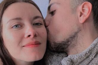 Diego Urrutia y Carla Jara desmienten compromiso y revelan campaña de telefonía