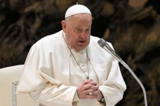 Papa Francisco mejora de neumonía: actualización, reacciones y perspectivas futuras.