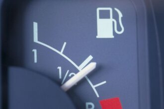 Precio de la bencina bajará desde el jueves: ¿Cuánto disminuye?