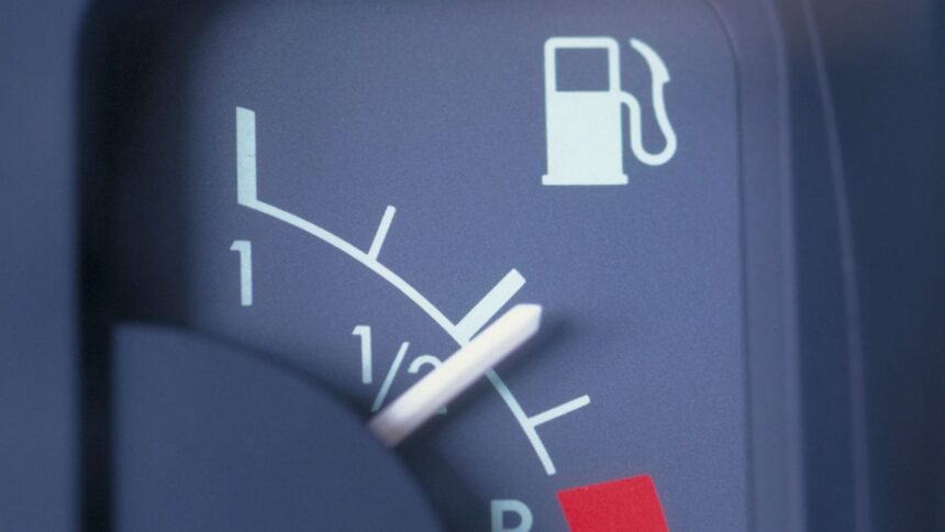 Precio de la bencina bajará desde el jueves: ¿Cuánto disminuye?