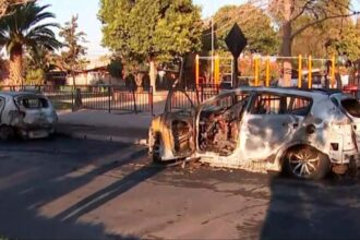 Investigan incendio de dos vehículos en Puente Alto durante madrugada