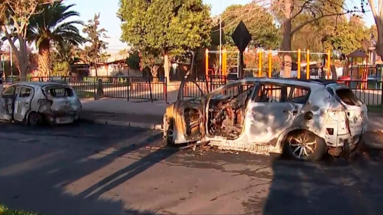 Investigan incendio de dos vehículos en Puente Alto durante madrugada Investigan incendio de dos vehículos en Puente Alto durante madrugada