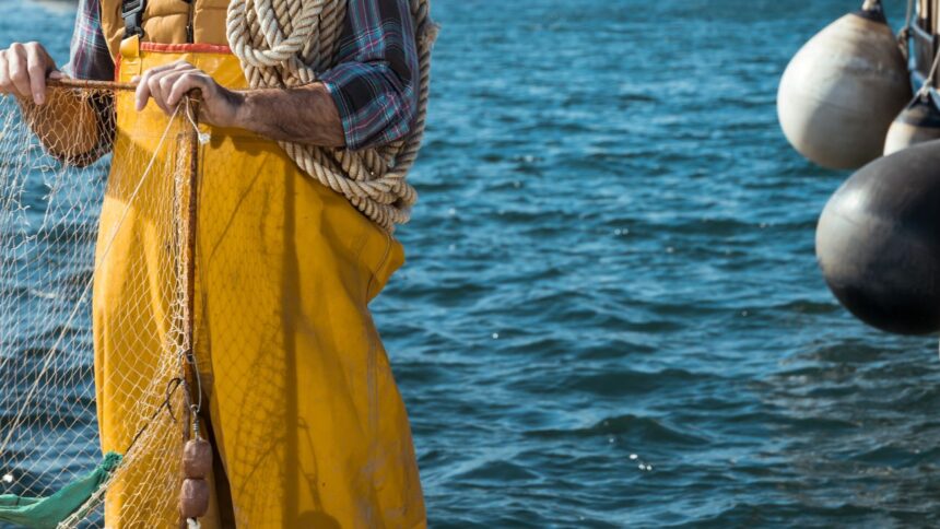 Pescadores sobreviven a naufragio gracias a compañeros de faena
