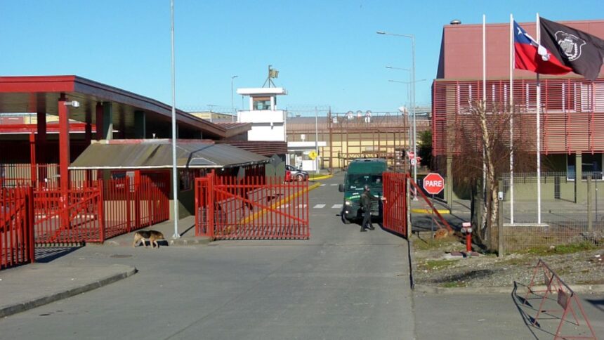 Agresión a gendarmes en cárcel de Puerto Montt: Dos reclusas detenidas