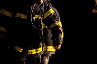 Bomberos detenidos por iniciar incendios intencionales: investigación y formalización