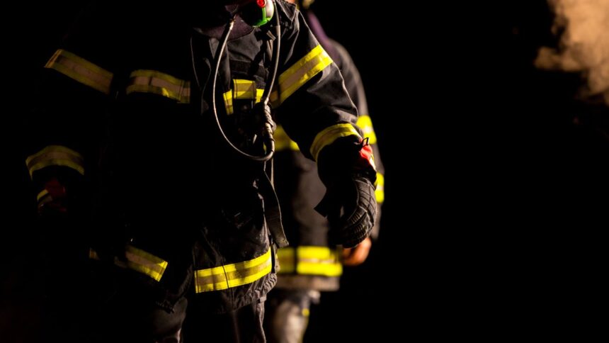 Bomberos detenidos por iniciar incendios intencionales: investigación y formalización