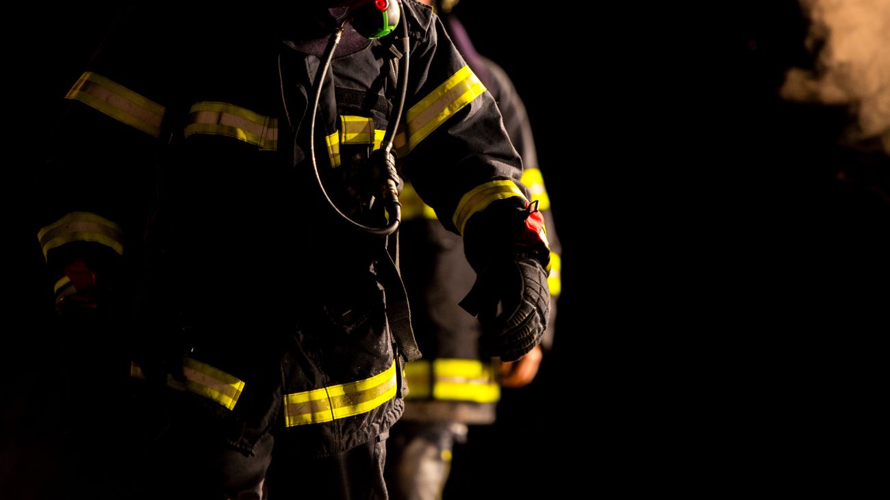 Bomberos detenidos por iniciar incendios intencionales: investigación y formalización Bomberos detenidos por iniciar incendios intencionales: investigación y formalización