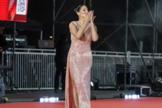 Kel Calderón deslumbra en la Gala de Viña 2025 y revela curioso accidente