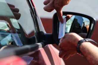 Nueva normativa de grabado de placas en vehículos genera controversia