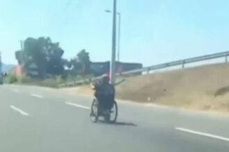 Hombre en silla de ruedas circula a 90 km/h en autopista