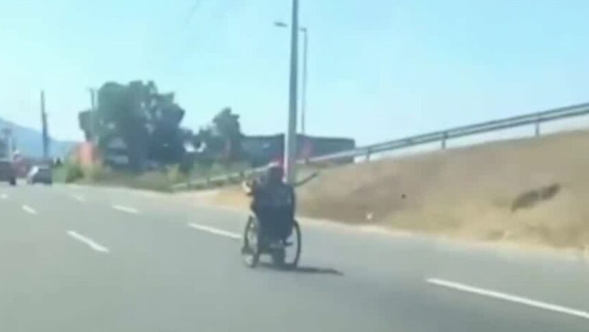 Hombre en silla de ruedas circula a 90 km/h en autopista