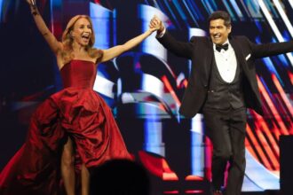 Karen Doggenweiler sorprende en Festival de Viña con vestido rojo rubí