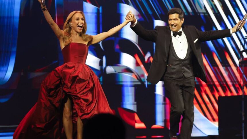 Karen Doggenweiler sorprende en Festival de Viña con vestido rojo rubí