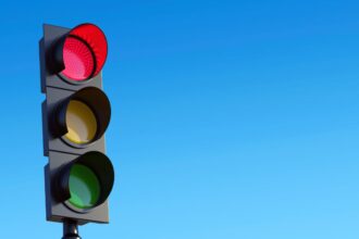 Fallas en semáforos de avenida causan caos vehicular en San Pedro