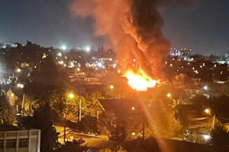Incendio arrasa con viviendas en Conchalí: 100 voluntarios lucharon contra las llamas