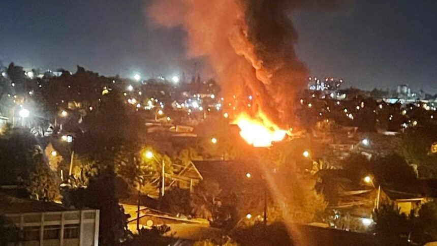 Incendio arrasa con viviendas en Conchalí: 100 voluntarios lucharon contra las llamas
