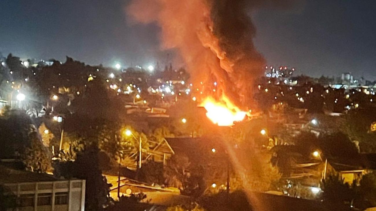 Incendio arrasa con viviendas en Conchalí: 100 voluntarios lucharon contra las llamas
