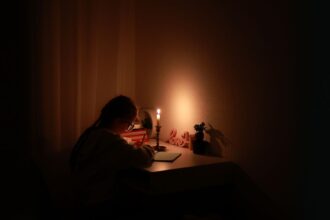 Suspensión de clases en 14 regiones por corte de luz masivo