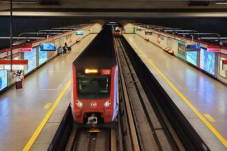 Metro de Santiago retoma parcialmente operaciones tras corte masivo de luz