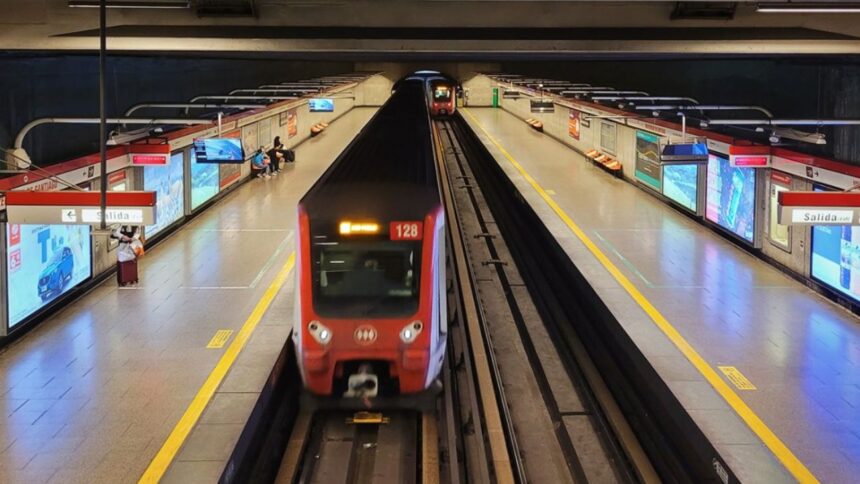Metro de Santiago retoma parcialmente operaciones tras corte masivo de luz