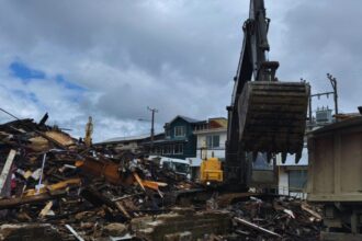 Retiran mil toneladas de escombros tras incendio en Ancud