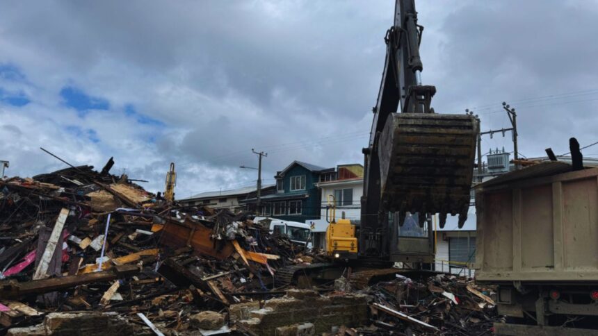 Retiran mil toneladas de escombros tras incendio en Ancud