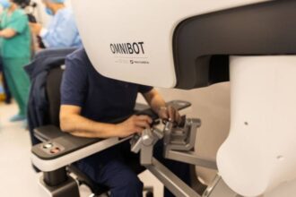 Robot cirujano Omnibot realiza sus primeras operaciones en Chile, revolucionando tratamientos médicos.