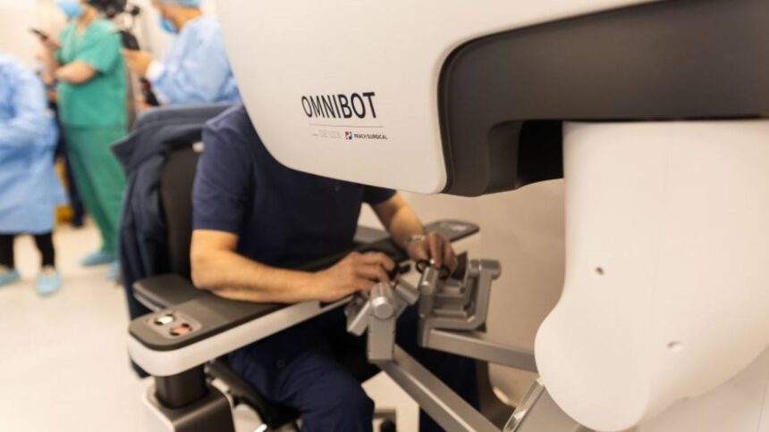 Robot cirujano Omnibot realiza sus primeras operaciones en Chile, revolucionando tratamientos médicos.