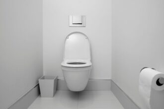 Reposición de 23 baños móviles con energía solar en operación minera de Chile