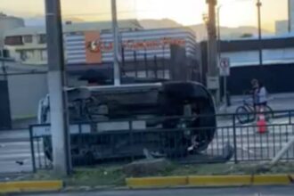 Accidente en La Cisterna: vehículo volcado tras colisión de alta energía