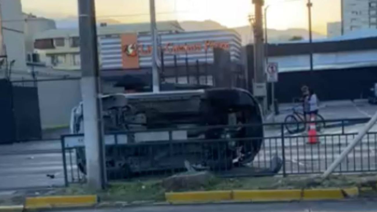 Accidente en La Cisterna: vehículo volcado tras colisión de alta energía