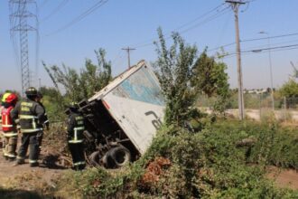 Exitoso rescate de personas atrapadas tras caída de camión en canal