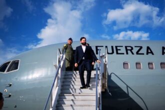Gabriel Boric viaja a Uruguay para asistir a Transmisión del Mando