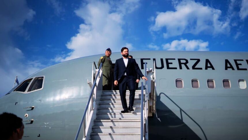 Gabriel Boric viaja a Uruguay para asistir a Transmisión del Mando