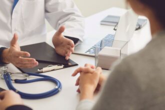 Más de 2,5 millones de personas esperan tratamiento médico en Chile