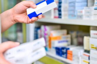 Vecino de Osorno recibe medicamentos vencidos: "Esto no puede ser"