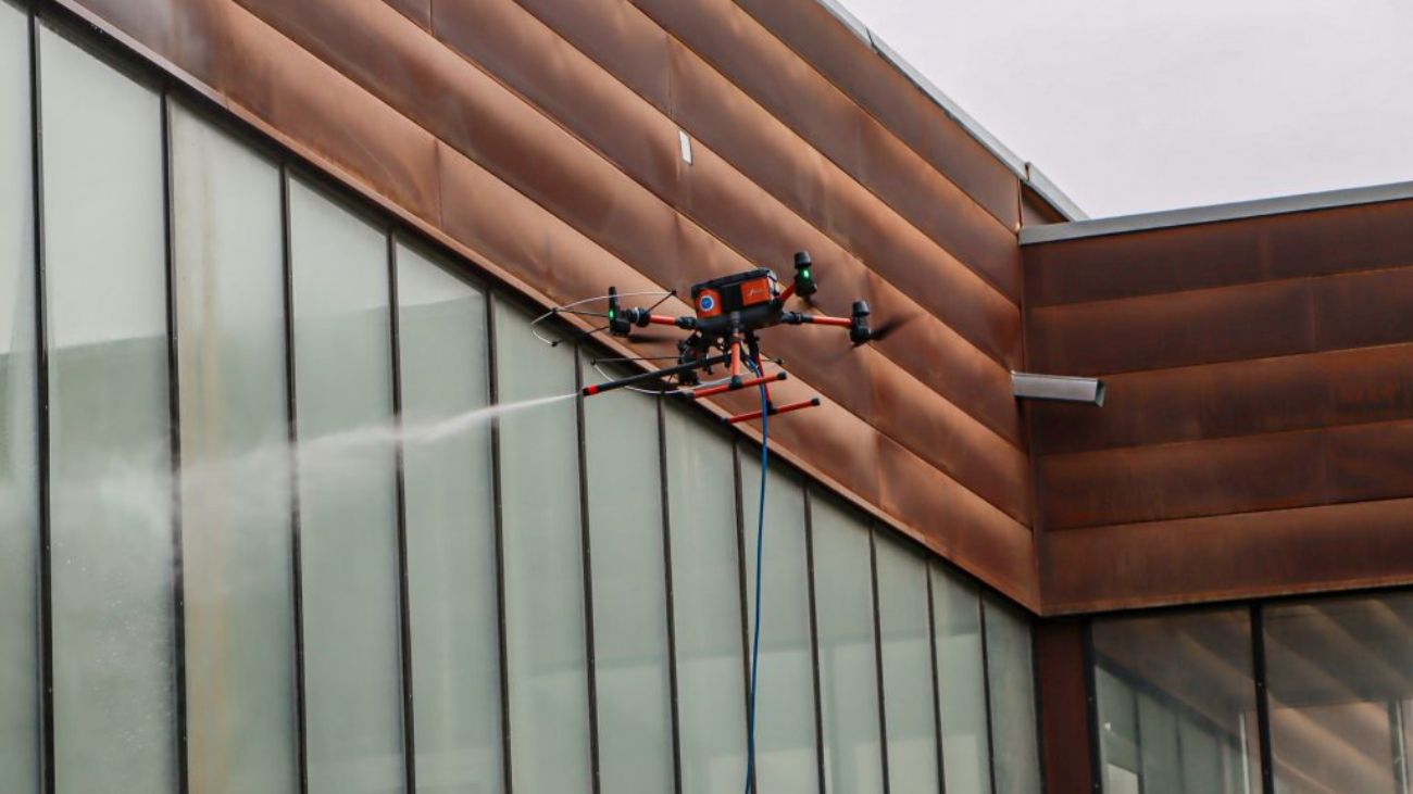 Tecnología de limpieza con drones reduce hasta un 80% el uso de agua en minería Chileña